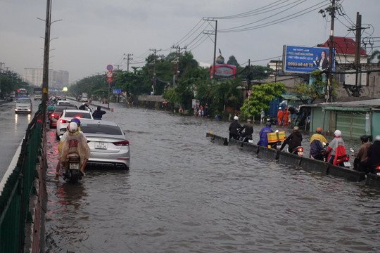 Triều cường vượt mức báo động 3, nhiều tuyến đường TP Hồ Chí Minh ngập nặng