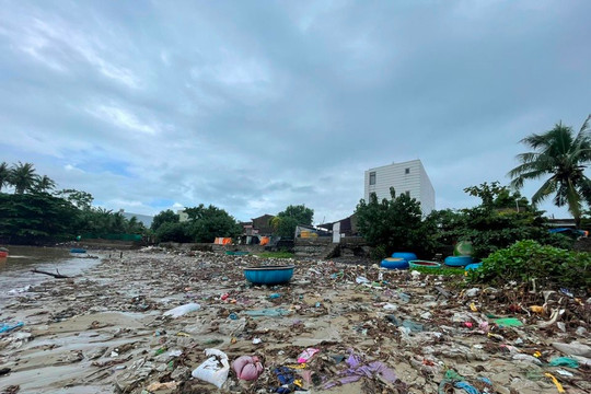 Rác thải phủ kín bờ biển ở Quảng Ngãi