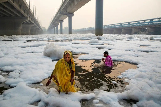 Dòng sông thiêng ở Ấn Độ nổi bọt trắng độc hại do ô nhiễm, người dân vẫn xuống tắm