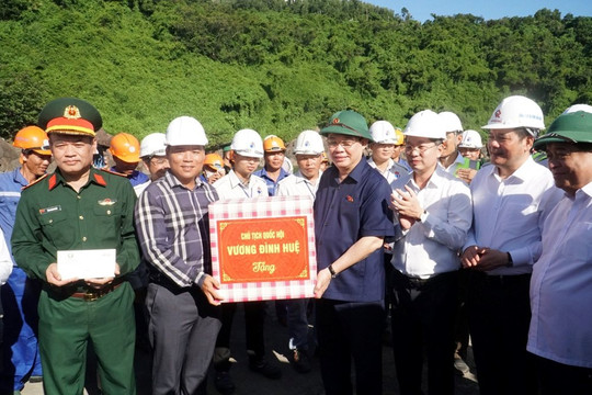 Chủ tịch Quốc hội Vương Đình Huệ thăm công nhân thi công tại dự án Cảng Liên Chiểu