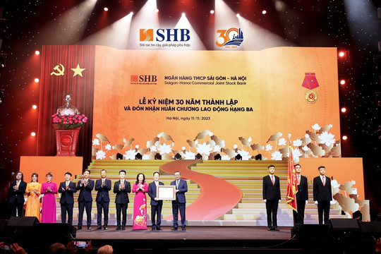 Kỷ niệm 30 năm thành lập, Ngân Sài Gòn – Hà Nội nhận Huân chương lao động hạng Ba