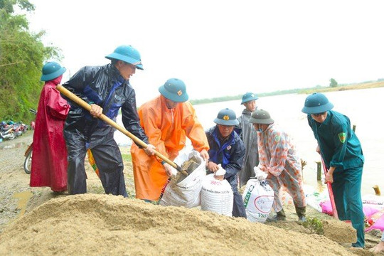 Sạt lở bờ sông nghiêm trọng ở Quảng Nam, hơn 200 người gia cố 
