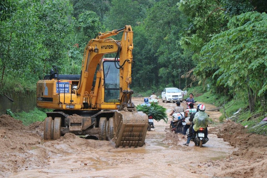 Quảng Ngãi tê liệt giao thông do mưa lũ, thiệt hại hàng chục tỷ đồng