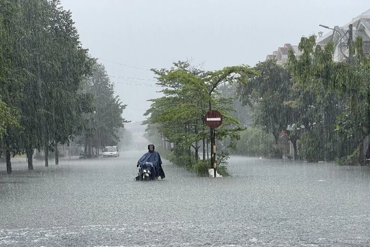 Chuyên gia cảnh báo mưa lớn dồn dập tại miền Trung