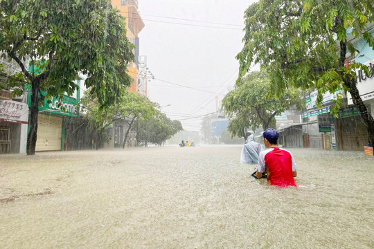 Cảnh báo mưa lớn, Thừa Thiên - Huế yêu cầu sơ tán dân, kêu gọi tàu thuyền vào bờ trú ẩn