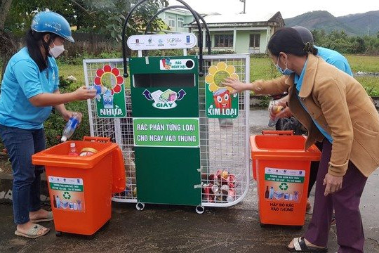 Phụ nữ Thái Nguyên vận động trên 1,4 tỷ đồng mua thùng phân loại rác thải tại nguồn