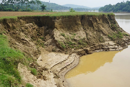 Thanh Hóa: Tạm dừng khai thác mỏ cát số 18 để xử lý sạt lở bãi bồi sông Mã