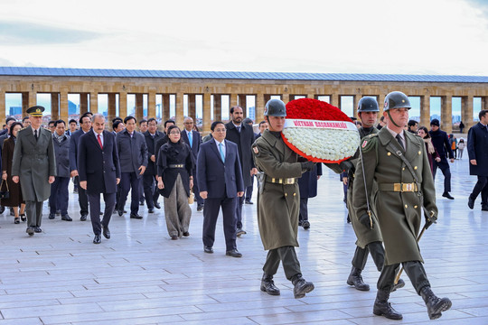 Thủ tướng vào lăng viếng vị Tổng thống đầu tiên của nước Cộng hòa Thổ Nhĩ Kỳ
