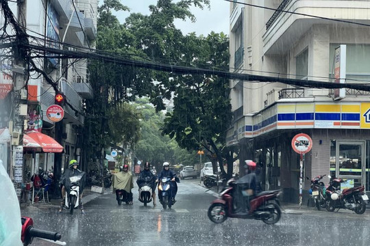 Cảnh báo TP. Hồ Chí Minh và Nam Bộ sẽ có mưa lớn, dông lốc vào cuối tuần