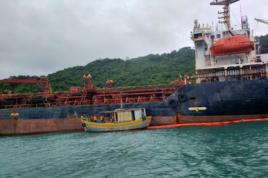 Quảng Nam chủ động ứng phó sự cố tràn dầu trên 2 tàu bị chìm và trôi dạt