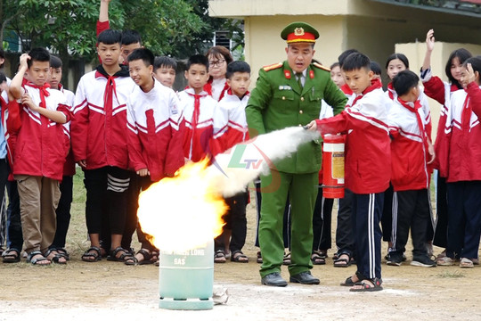 Thái Nguyên: Hơn 700 cán bộ, giáo viên, học sinh huyện Phú Lương thực hành chữa cháy