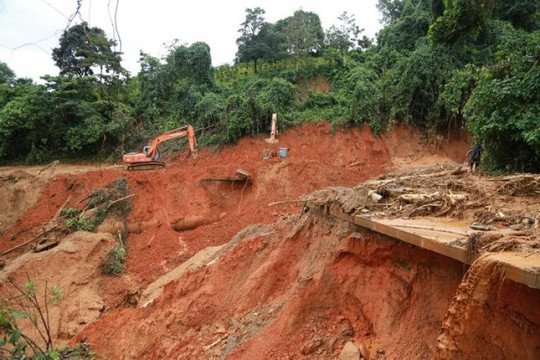 Quảng Ngãi công bố tình huống khẩn cấp 9 khu vực sạt lở núi, bờ sông