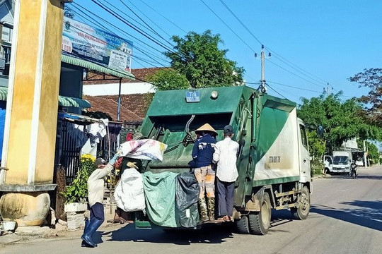 Số hộ gia đình ở Bình Định tham gia dịch vụ thu gom rác thải tăng 20%