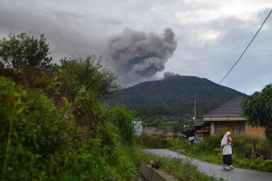 Nhiều nhà leo núi thiệt mạng vì núi lửa ở Indonesia phun trào