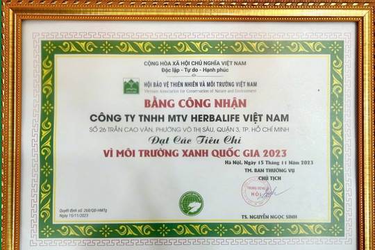 Hội BVTN&MT Việt Nam trao Bằng công nhận đạt các tiêu chí “Vì Môi trường xanh Quốc gia 2023” cho Herbalife Việt Nam.