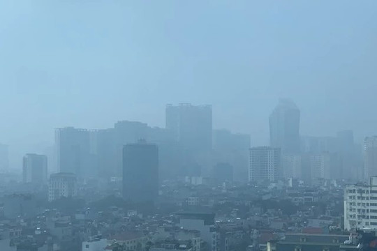 Hiện tượng sương mù dày đặc tiếp diễn ở Hà Nội