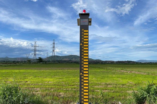 Bàn giao 90 trạm đo mưa và tháp cảnh báo lũ tự động cho các địa phương