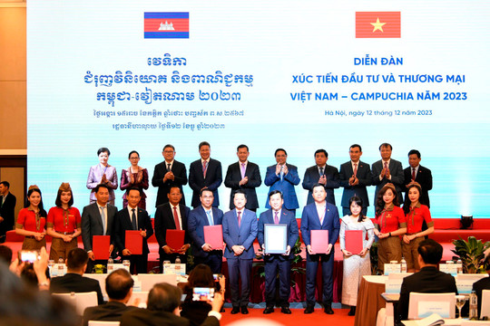 Thủ tướng Phạm Minh Chính và Thủ tướng Hun Manet dự Diễn đàn xúc tiến đầu tư và thương mại Việt Nam-Campuchia