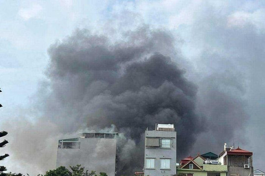 Nhanh chóng dập tắt đám cháy cửa hàng phế liệu ở Trung Văn, Hà Nội