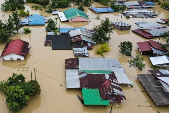 Mưa lớn, lũ lụt, hơn 6.000 người ở Malaysia phải sơ tán