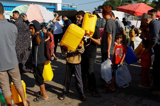 Người dân ở Dải Gaza đang thiếu nước sạch trầm trọng