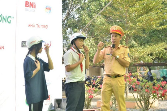 Trao tặng hơn 1.000 mũ bảo hiểm cho học sinh ở Tây Ninh trong chương trình “Ánh sáng học đường”
