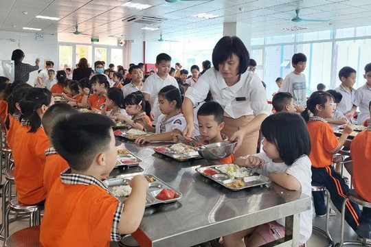 Vi phạm an toàn thực phẩm, 12 bếp ăn trường học ở Hà Nội bị phạt  241 triệu đồng