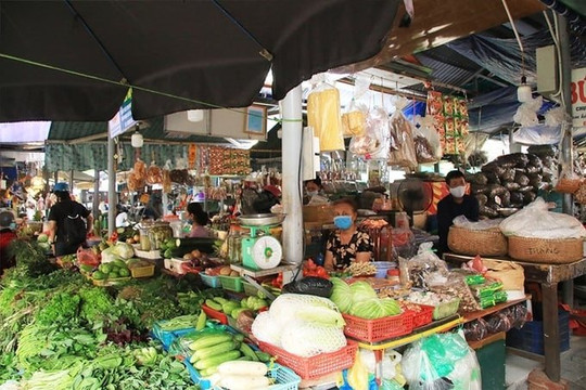 Hà Nội tăng cường siết chặt an toàn thực phẩm ở chợ dân sinh cuối năm