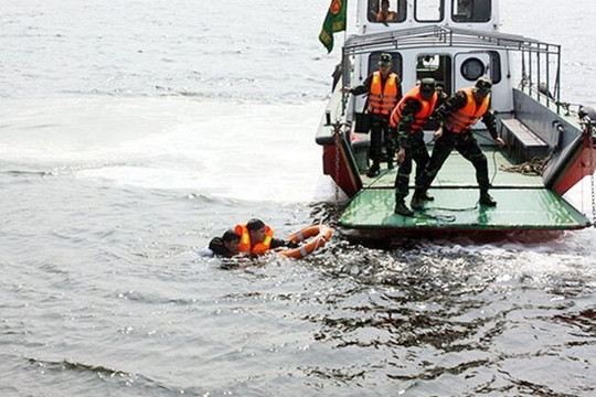 Tích cực tìm kiếm 4 thuyền viên còn mất tích trên biển