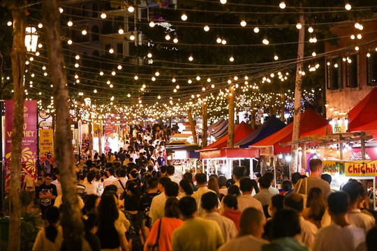 Năm mới 2024 tại Sunset Town: Ngắm pháo hoa đón giao thừa và chơi xuyên đêm tại Chợ đêm Vui-Phết