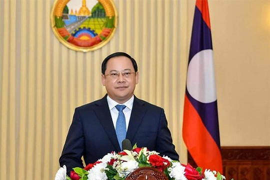 Thủ tướng Lào và phu nhân bắt đầu thăm chính thức Việt Nam