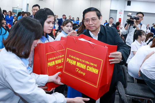 Thủ tướng Phạm Minh Chính thăm, tặng quà Tết công nhân, người lao động tỉnh Hải Dương