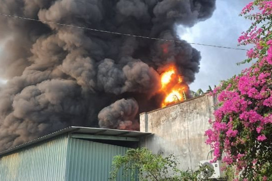 Cháy xưởng sản xuất mút xốp ở Bình Dương