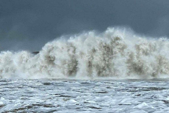 Thời tiết biển: Gió mạnh, sóng lớn 