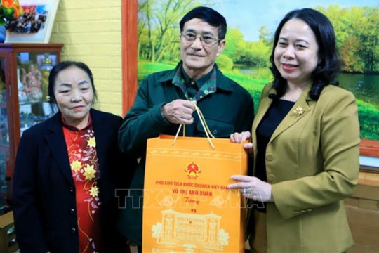 Phó Chủ tịch nước thăm, tặng quà gia đình chính sách, công nhân lao động tỉnh Thái Bình