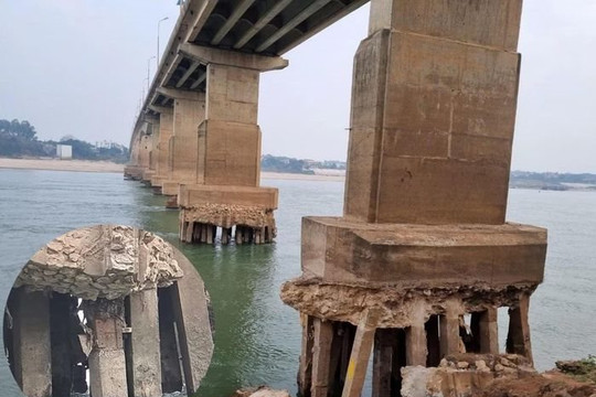 Cầu nối Hà Nội - Phú Thọ bị xói lở chân, nguy cơ mất an toàn cao