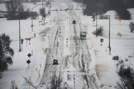 Mỹ hoãn hơn 7.600 chuyến bay vì bão tuyết