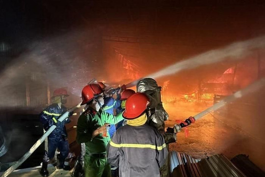 Xưởng gỗ công nghiệp ở Hà Tĩnh bốc cháy dữ dội 