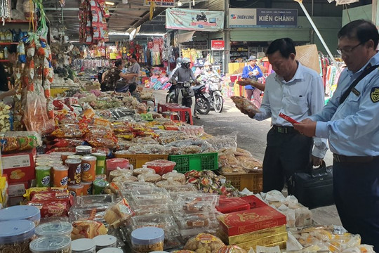 TP. Hồ Chí Minh kiểm tra an toàn vệ sinh thực phẩm trước, trong và sau Tết 