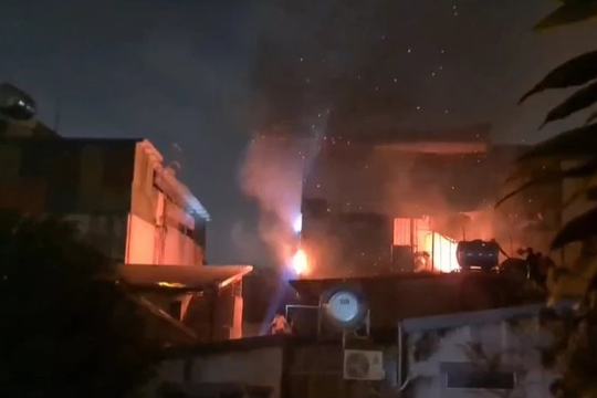 Hà Nội: Cháy nhà ở phường Định Công, 2 người mắc kẹt được giải cứu