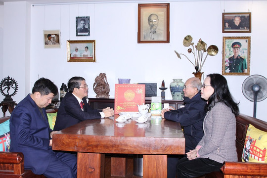 Phó Chủ tịch Quốc hội Nguyễn Đức Hải thắp hương tưởng niệm cố Thủ tướng Phạm Văn Đồng
