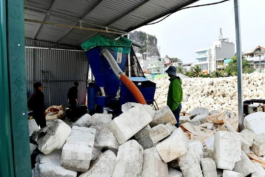 Tái chế phao xốp làm vật liệu xây dựng, lợi ích kép sau chuyển đổi ở Quảng Ninh​