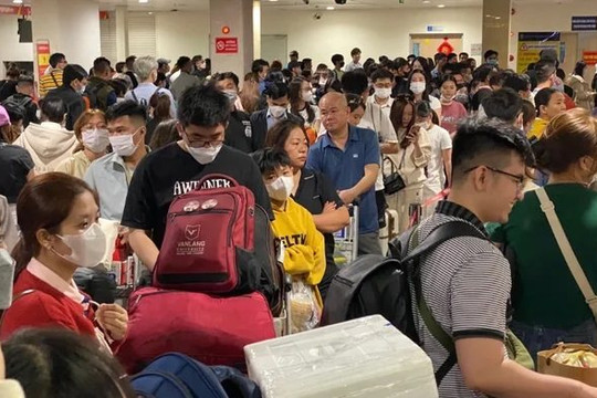 Hàng trăm chuyến bay 'giải cứu' khách bị kẹt ở sân bay