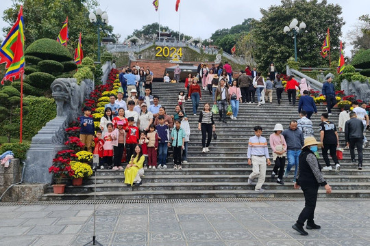 Quảng Ninh đón trên 800.000 lượt khách du lịch dịp Tết Nguyên đán 2024