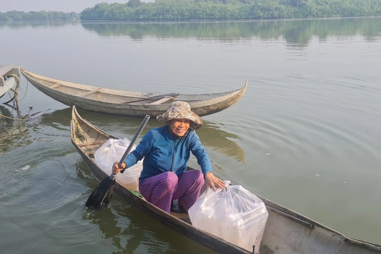 Thả gần 500 ngàn con giống được thả xuống sông ở Bình Định để bồi hoàn đa dạng sinh học 