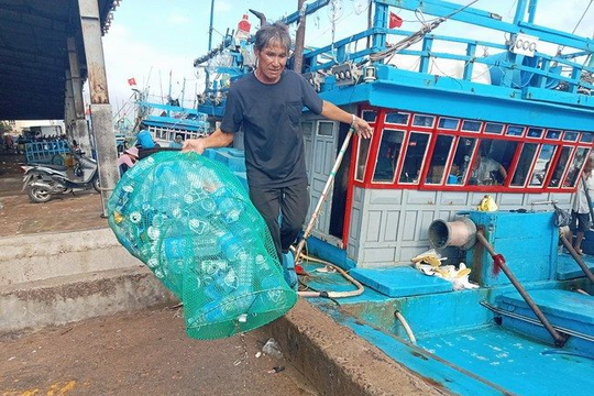 Nhân rộng mô hình tàu cá ra khơi mang rác nhựa về bờ tại Bình Định