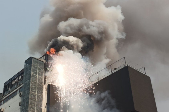 Hà Nội: Cháy lớn tại tòa nhà cao tầng trên phố Ô Chợ Dừa, khói lửa bốc lên ngùn ngụt