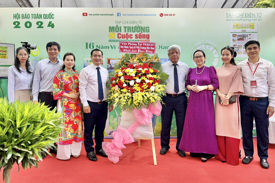 Lãnh đạo Hội Nước sạch và Môi trường Việt Nam thăm gian trưng bày Tạp chí Môi trường và Cuộc sống tại Hội Báo toàn quốc năm 2024