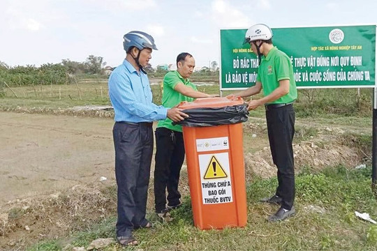Nông dân ở Thừa Thiên - Huế tham gia bảo vệ môi trường