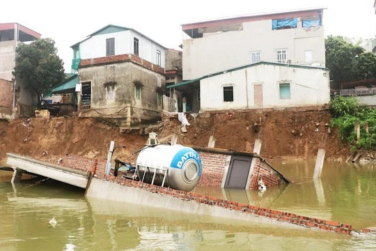 Bắc Ninh công bố tình huống khẩn cấp việc sông Cầu 'nuốt chửng' nhà dân